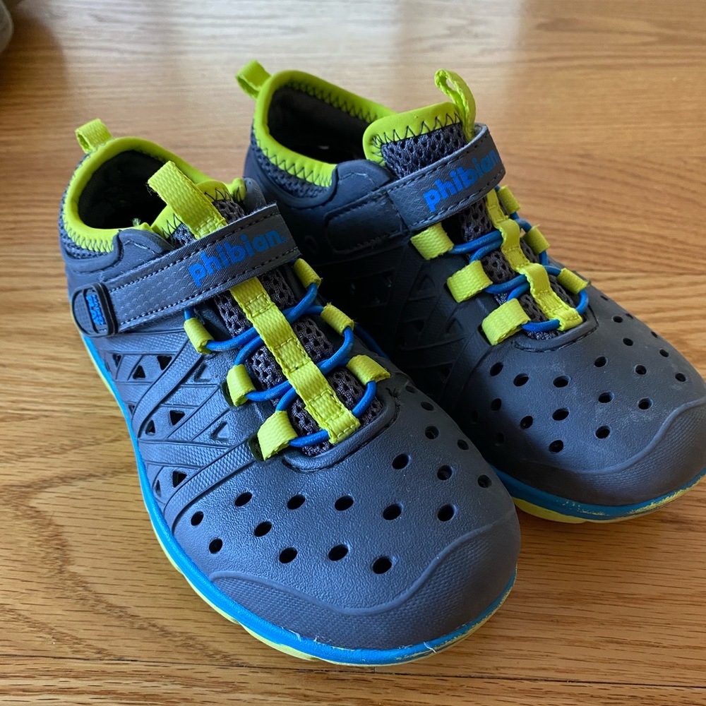 Striderite Phibian kid’s shoes